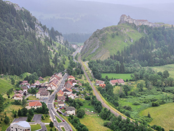 Vue sur le ch&acirc;teau en redescendant par la cr&ecirc;te