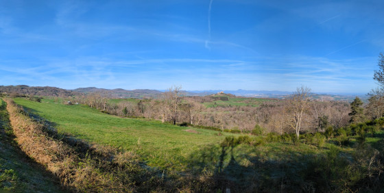 Vue sur le château et la chaine des puys