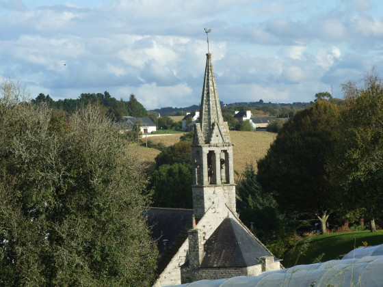 Vue sur le clocher sur fond de campagne