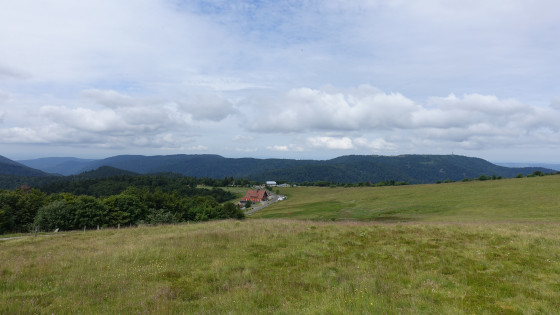 Vue sur le col du ballon d\'Alsace et au loin le ballon de Servance