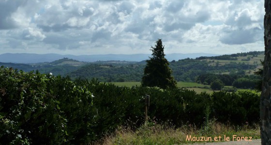 Vue sur le Forez et chateau de Mauzun