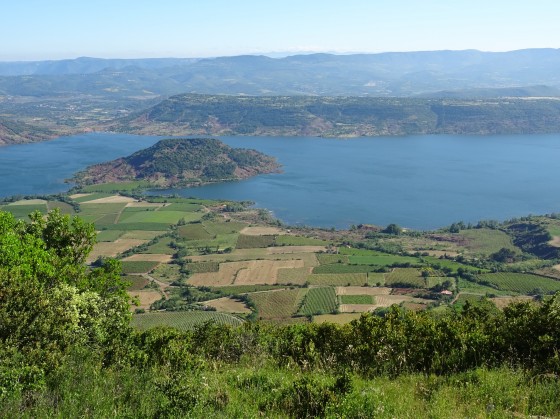 Vue sur le lac à partir du chemin de crête