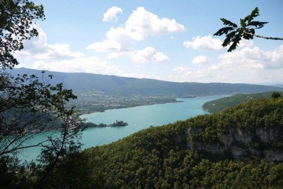Vue sur le lac dans la montée