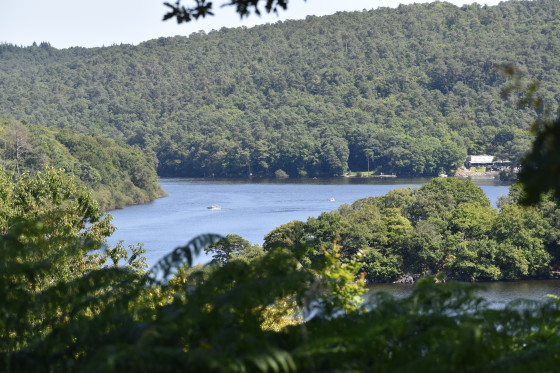 Vue sur le lac de Guerl&eacute;dan.