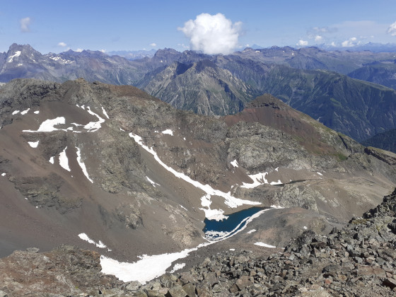 Vue sur le lac de Mal Cros depuis le sommet du Vieux-Chaillol