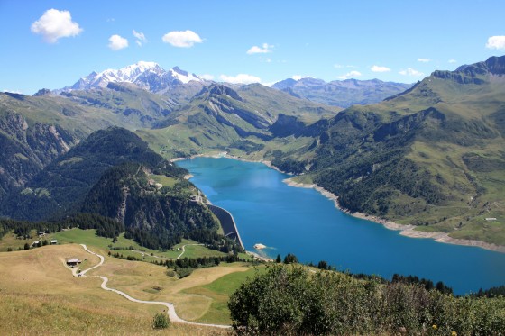 Vue sur le lac de Roselend et du Mont-Blanc