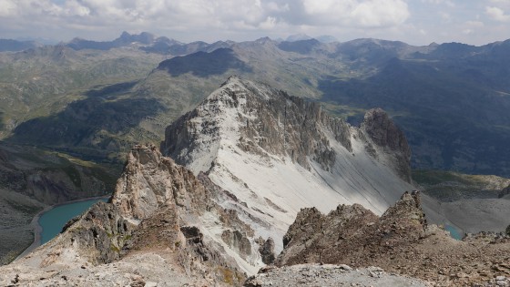Vue sur le lac des Béraudes, la crête des Béraudes et le lac Rouge à sa droite