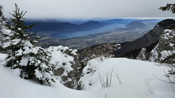 Vue sur le lac sous un ciel voilé, sur le chemin du retour