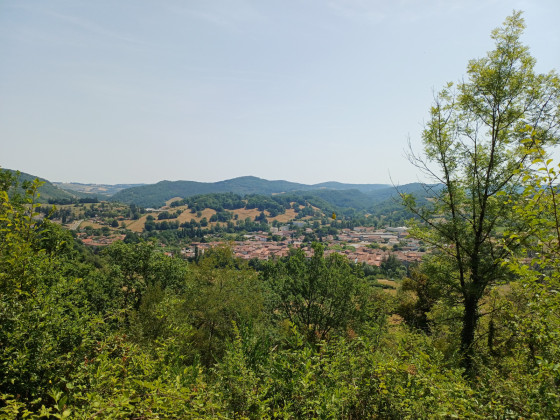 Vue sur le Mas d'Azil dans la descente du retour