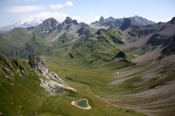 Vue sur le Mont-Blanc et les pierriers sous la Pierra Menta