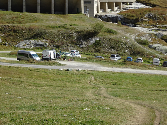 Vue sur le parking du d&eacute;part (les 3 rochers)