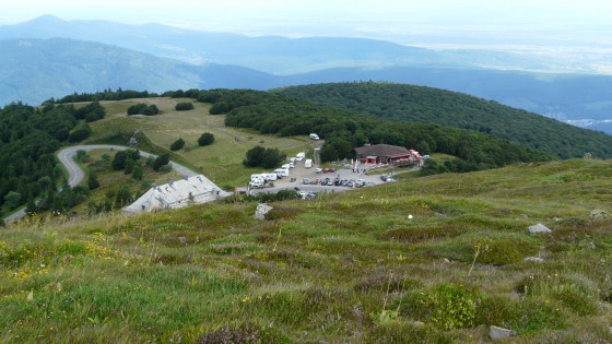 Vue sur le parking du départ route des crêtes