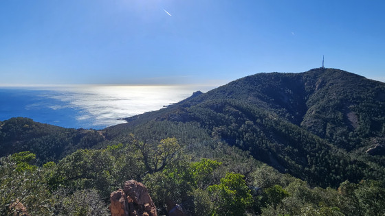 Vue sur le pic de l'Ours et la Méditérannée