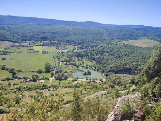 Vue sur le plan d'eau de Monieux