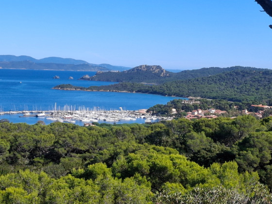Vue sur le port et le village de Porquerolles