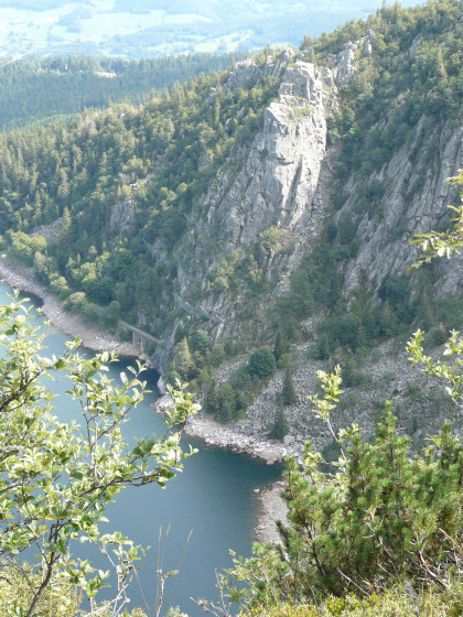 Vue sur le rocher du Hans depuis le GR5 au-dessus du lac Blanc