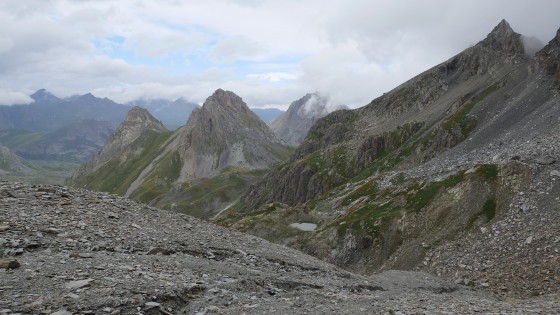 Vue sur le sentier en balcon menant au pied de la face Nord de la Pointe des Cerces