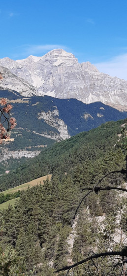 Vue sur le sommet de l\'Obiou et mère église