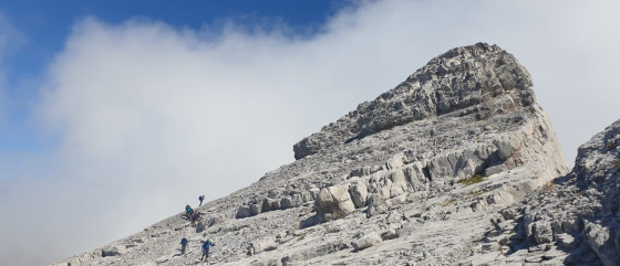 Vue sur le sommet que l'on atteint par une cheminée facile en le contournant par la gauche.