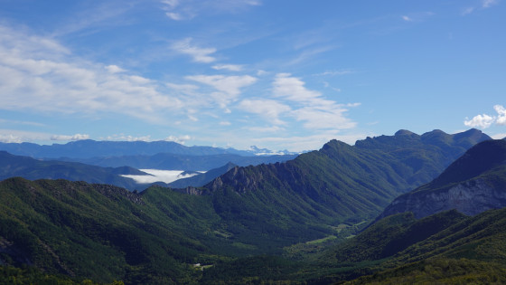 Vue sur le synclinal perché de Saou, les 3 becs la vallée de la Drôme un peu embrumée et au fond l\'Obiou