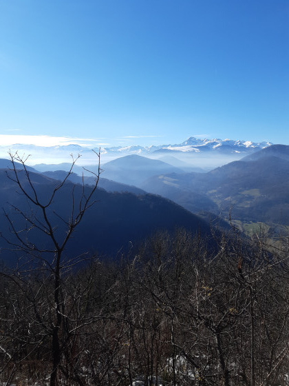 Vue sur le Valier et la chaine des Pyrénées depuis le sentier