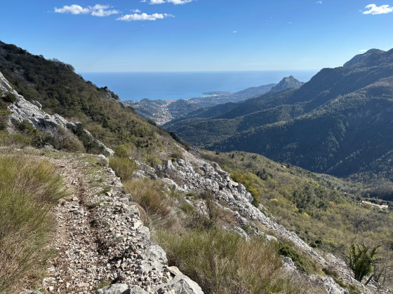 Vue sur le vallon du Careï et la Méditerranée.