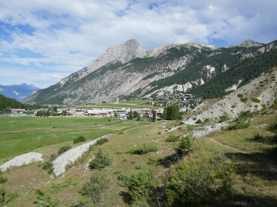 Vue sur le village - Au premier plan, des clapières