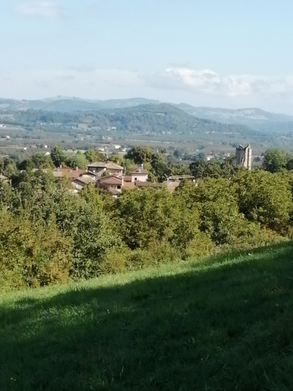 Vue sur le village de Beauvoir en Royans depuis le chemin d'Aris