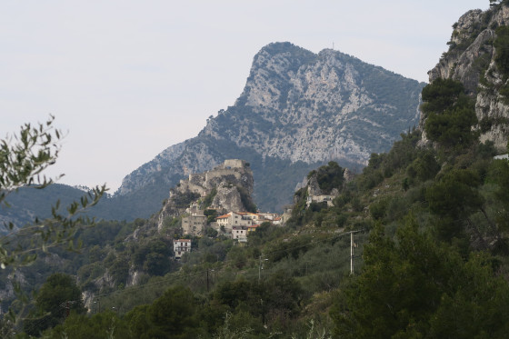 Vue sur le village de Gilette pendant la montée