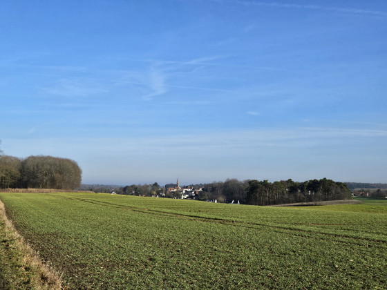 Vue sur le village de Maransart et son église perchée