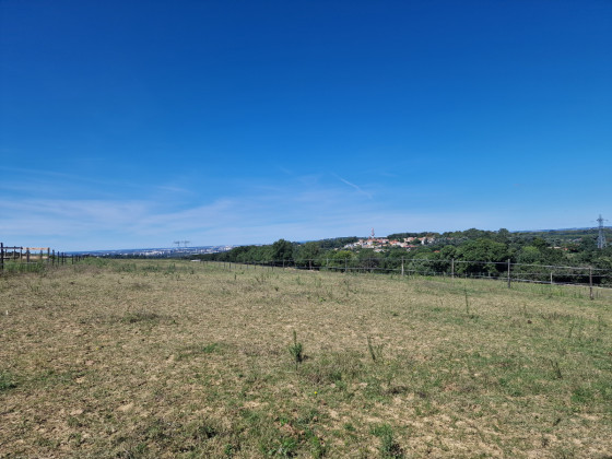 Vue sur le village de Pechbusque depuis les &eacute;curies
