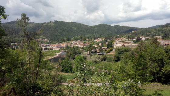 Vue sur le village des Olli&egrave;res sur Eyrieux