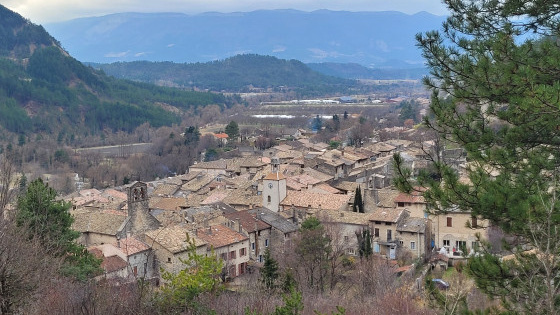 Vue sur le village et la vall&eacute;e du Bez