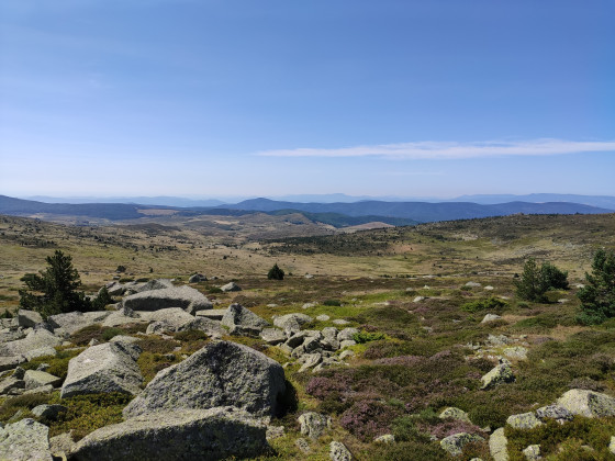 Vue sur les C&eacute;vennes depuis le chaos du D&ocirc;me de Bal