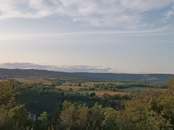 Vue sur les champs en bas au loin depuis le plus beau point
