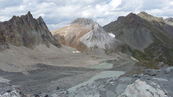 Vue sur les deux lacs, le col du soufre et le Roc du Soufre