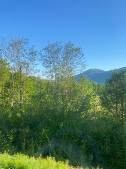 Vue sur les massifs (pas loin des tables de pique-nique)