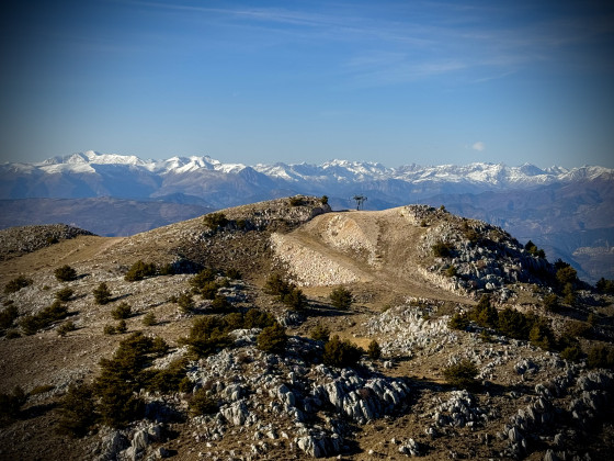 Vue sur les montagnes à la cime du Cheiron