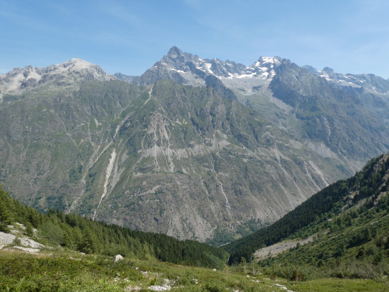 Vue sur les pics environnants