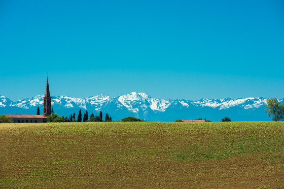 Vue sur les Pyrénées et l\'église de Montaut