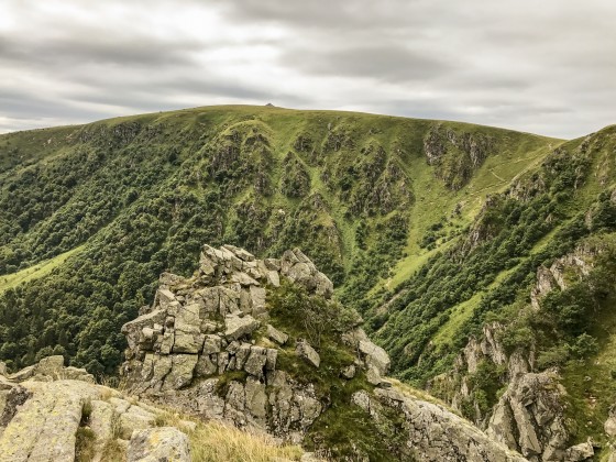 Vue sur les rochers du Martinswand, lieu d\'escalade et derrière le sommet du Hohneck