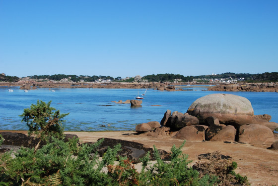 Vue sur Ploumanach à marée basse, pendant une randonnée.