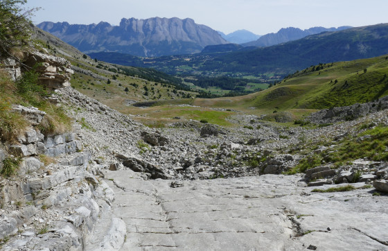 Vue vers l'aval de la cascade
