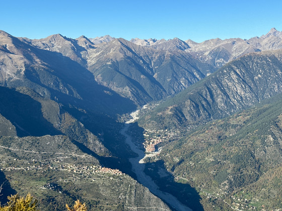 Vue vers le Mercantour et le villages de St Martin Vésubie et Venanson