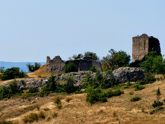 Vues de l'Est, les ruines du Vieux village de la Baume-Cornillane, Drôme