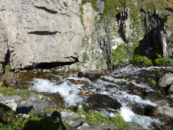L\'eau du lac disparaît dans un gouffre.
