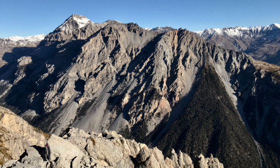 Zoom sur la crête des Rois Mages, sur fond de Rocca Pompea et Roche Bernaude.