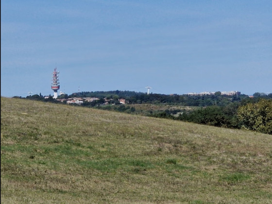Zoom sur la Tour Hertzienne, le Téléo et l\'hopital de Rangueil