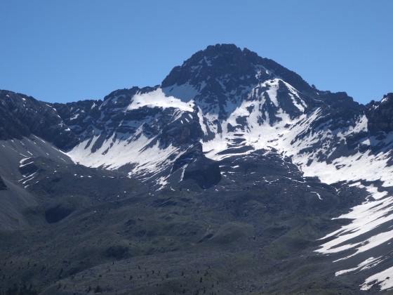 Zoom sur le Pic de Rochebrune, &agrave; sa droite le Col des Portes
