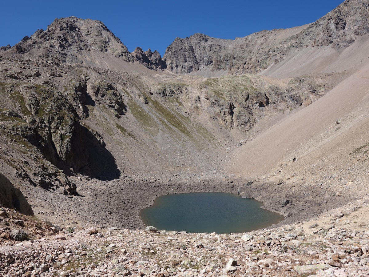 Photo Lac de Combeynot enchâssé dans sa cuvette